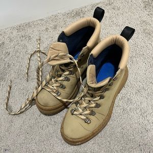Alice + Whittles : The Weekend Boot New Beige × 1
Size 40